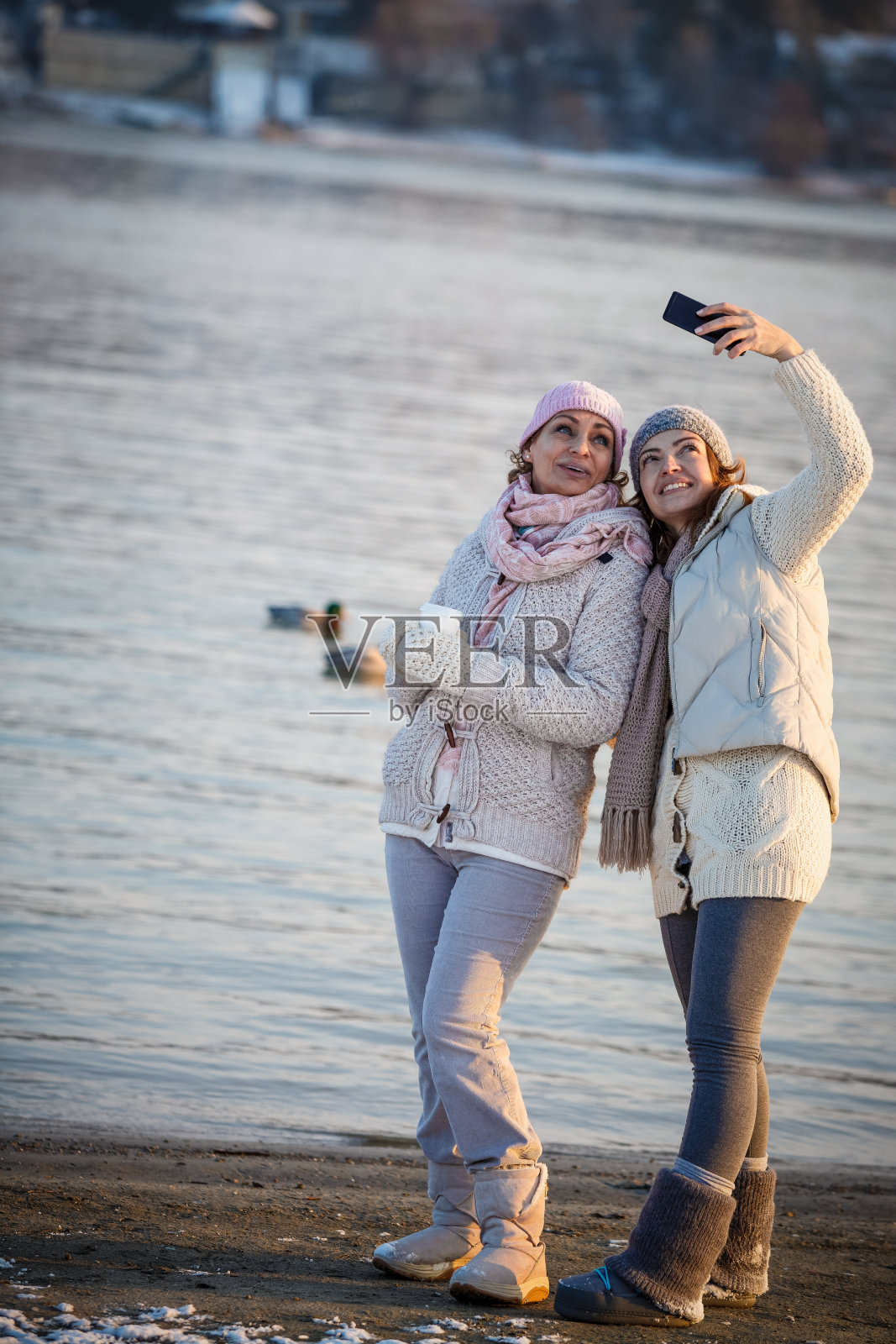 在河边自拍的女人照片摄影图片