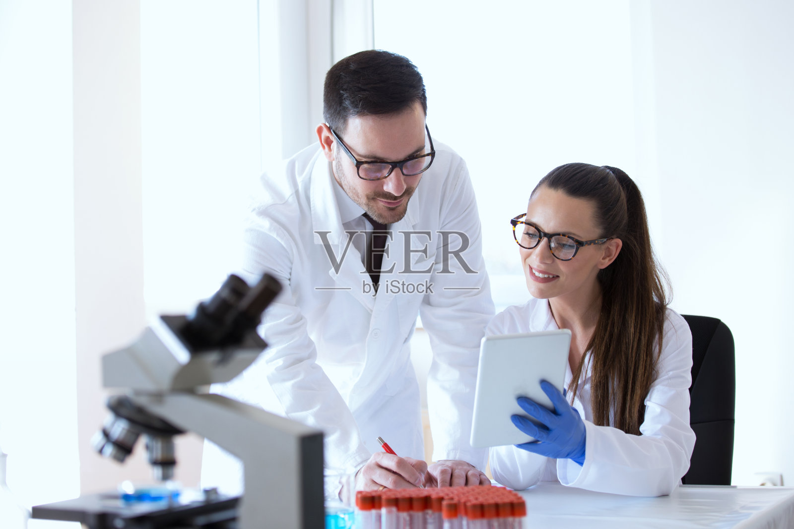 实验室工作的工程师照片摄影图片