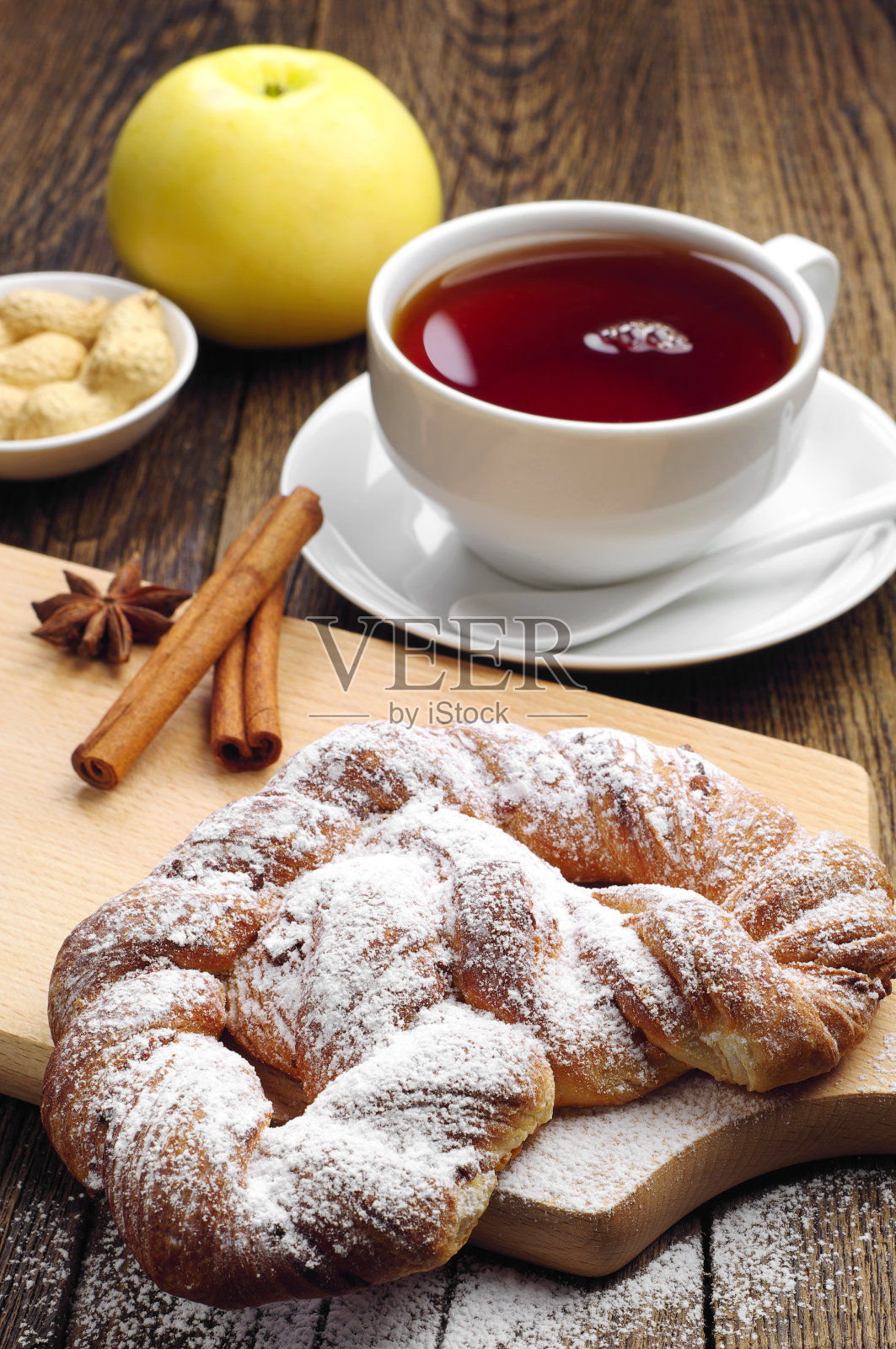 编织的小面包和一杯茶照片摄影图片