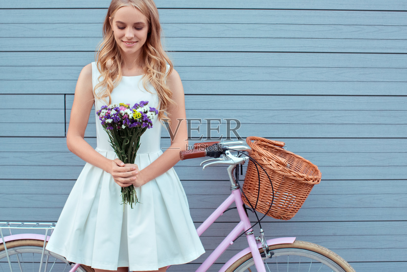 年轻女子金发夏天的风格概念照片摄影图片