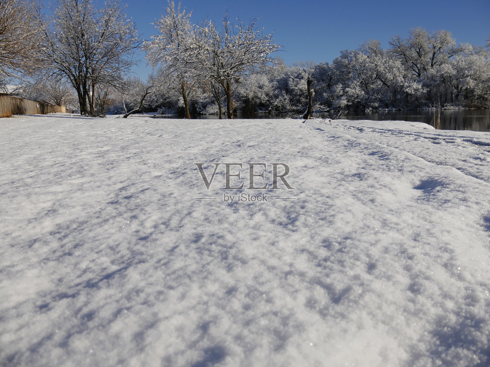地上刚下过雪照片摄影图片