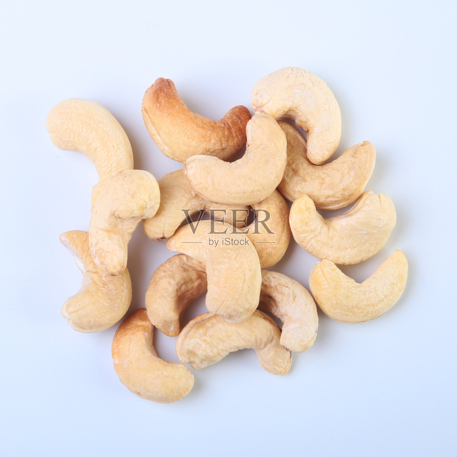 白色背景上孤立的坚果腰果。有选择性的重点。照片摄影图片