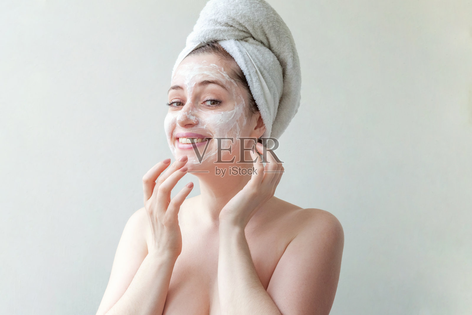 女人用面霜或滋养面膜。横幅照片摄影图片