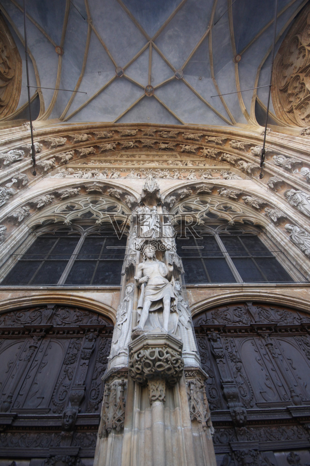 路德大教堂Baden-Württemberg大教堂在戏剧性的阳光和早晨蓝色多云的天空下的德国，详细的古代雕像艺术外面的天主教堂照片摄影图片