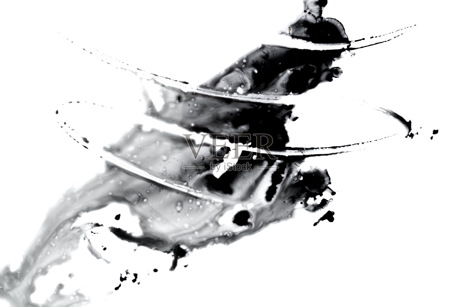 抽象的黑色水彩颜料飞溅背景。黑色水彩飞溅孤立在白色照片摄影图片