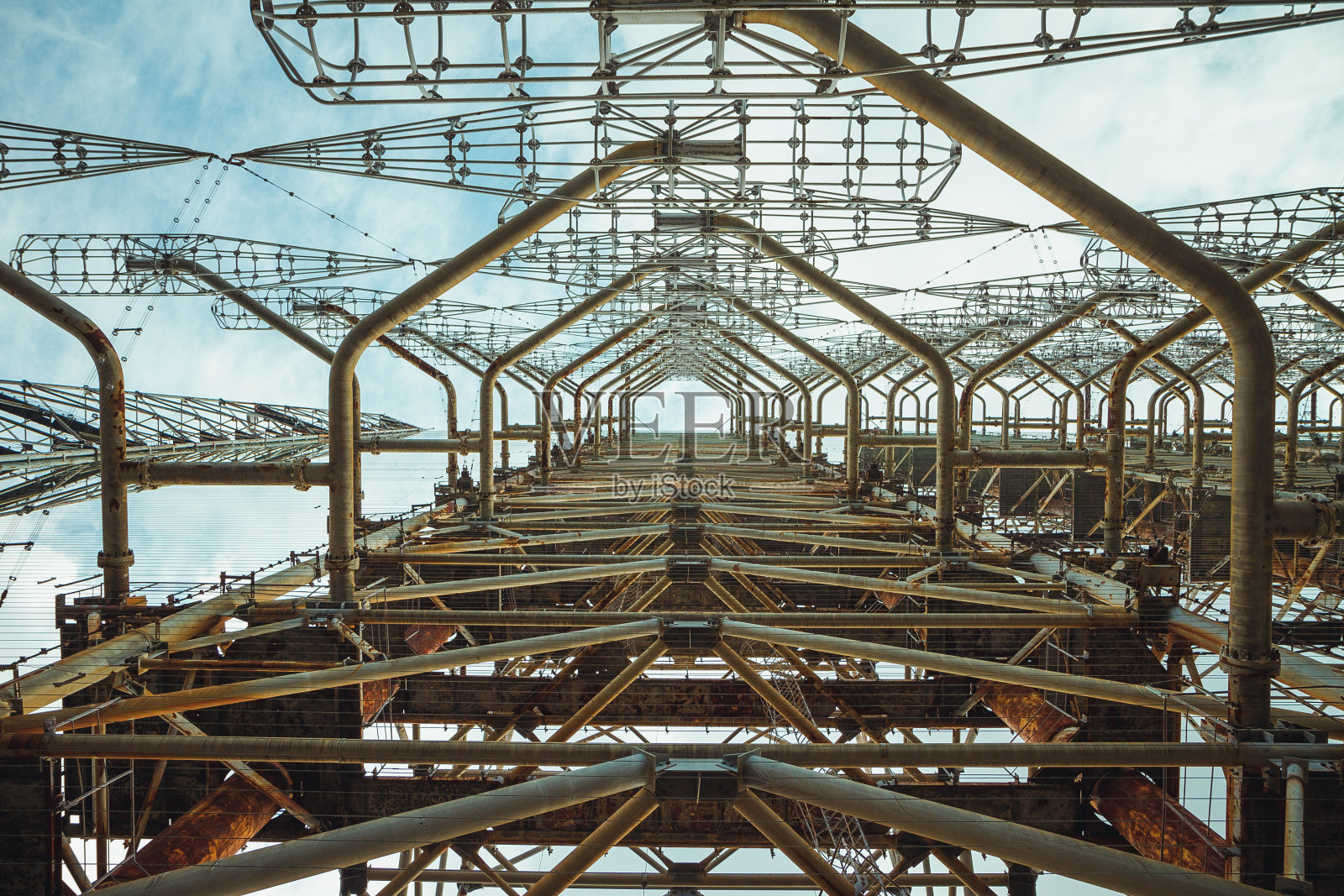 杜加-苏联超视距OTH雷达系统。杜加-3号俄罗斯啄木鸟-天线复合体，苏联反弹道导弹的军事目标。乌克兰普里皮亚季，切尔诺贝利禁区照片摄影图片