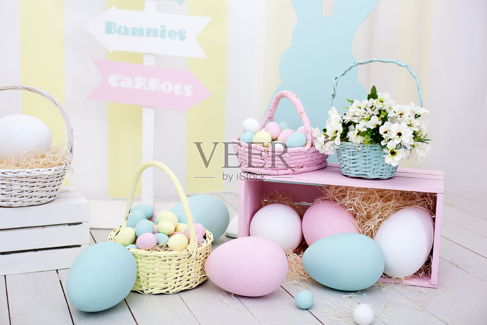 复活节和春天的装饰。大的五颜六色的彩蛋和复活节兔子。照片摄影图片