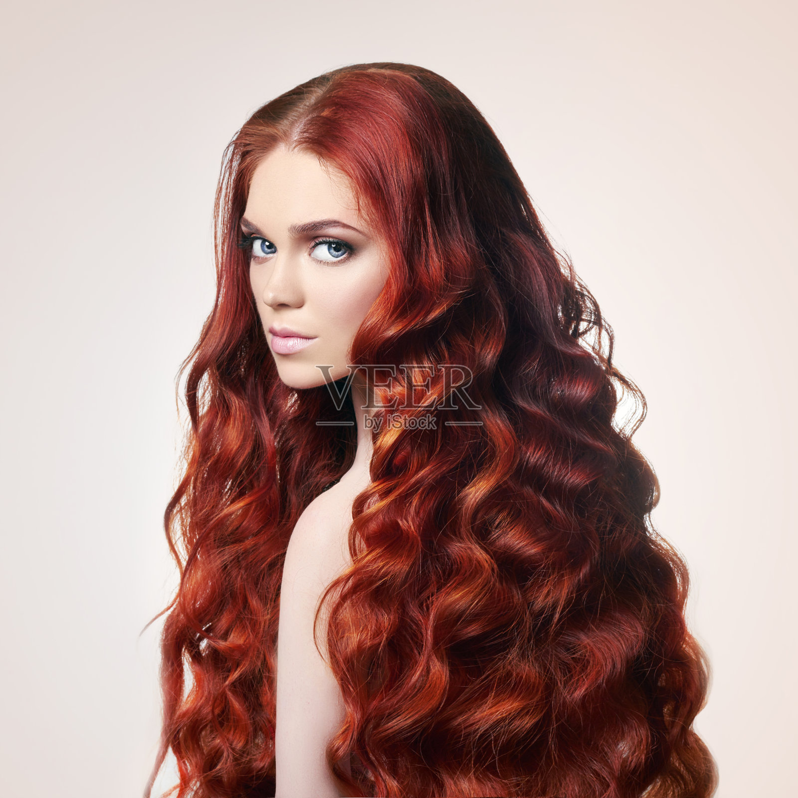 性感美丽的红发女孩长头发。完美的女人肖像在灯光背景。漂亮的头发和深邃的眼睛。自然美，清洁皮肤，面部护理和头发。强壮而浓密的头发照片摄影图片