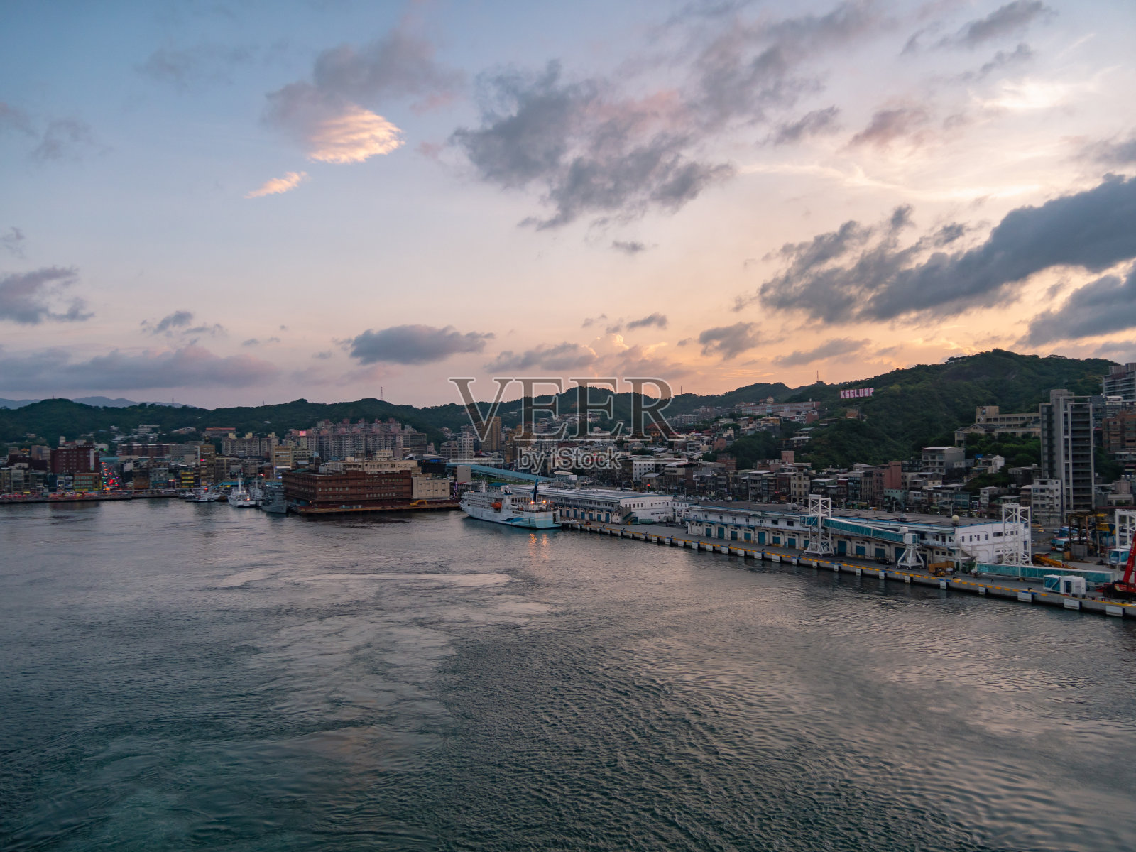 基隆港位于台湾岛的北端。基隆港兼有军事和商业用途，是台湾北部的优良港口。照片摄影图片