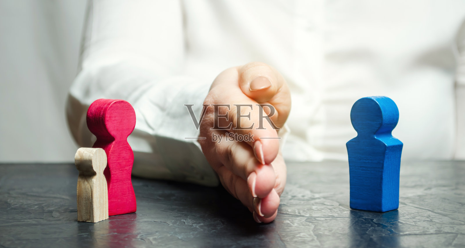 手把母亲、孩子和父亲分开。法院决定谁将成为这个孩子的监护人。离婚的过程。监护。父母权利的剥夺照片摄影图片