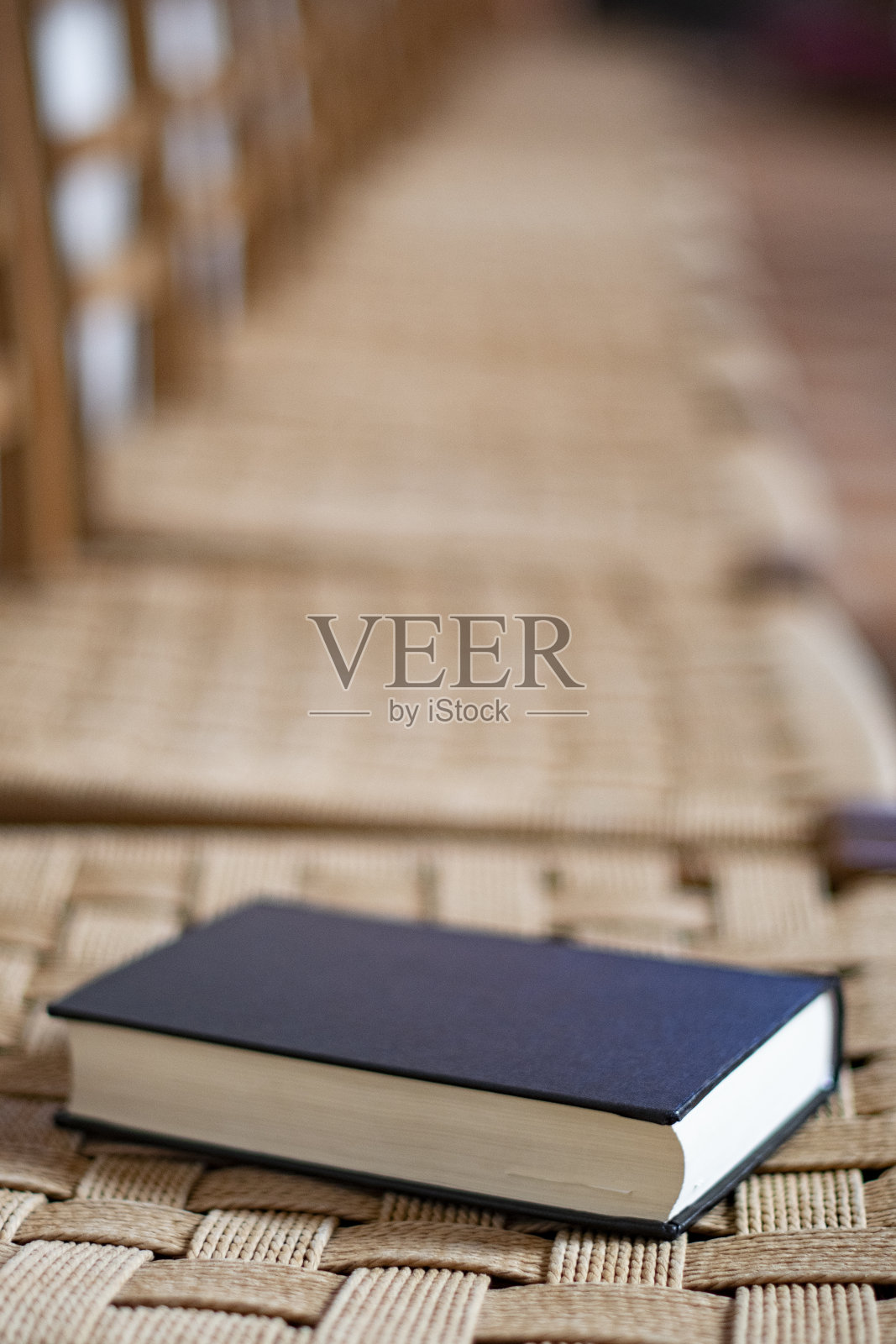 斯堪的纳维亚教堂的椅子上放着一本歌集照片摄影图片