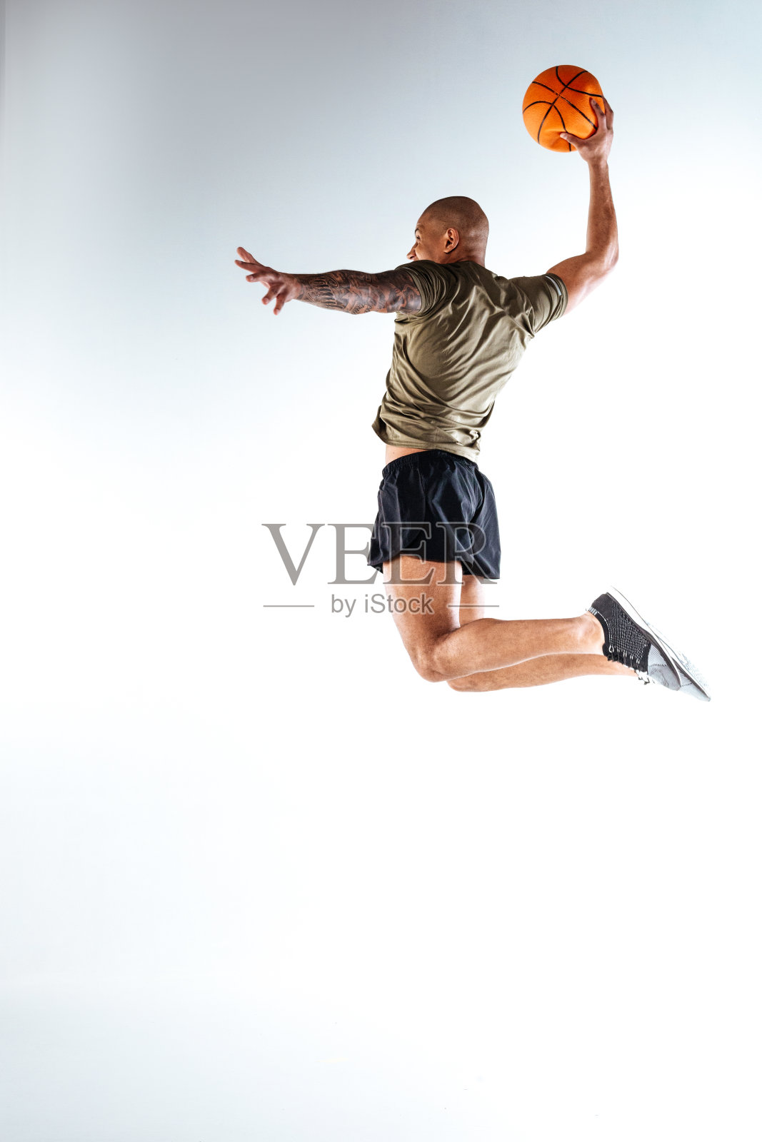 一个手里拿着篮球跳得很高的人照片摄影图片