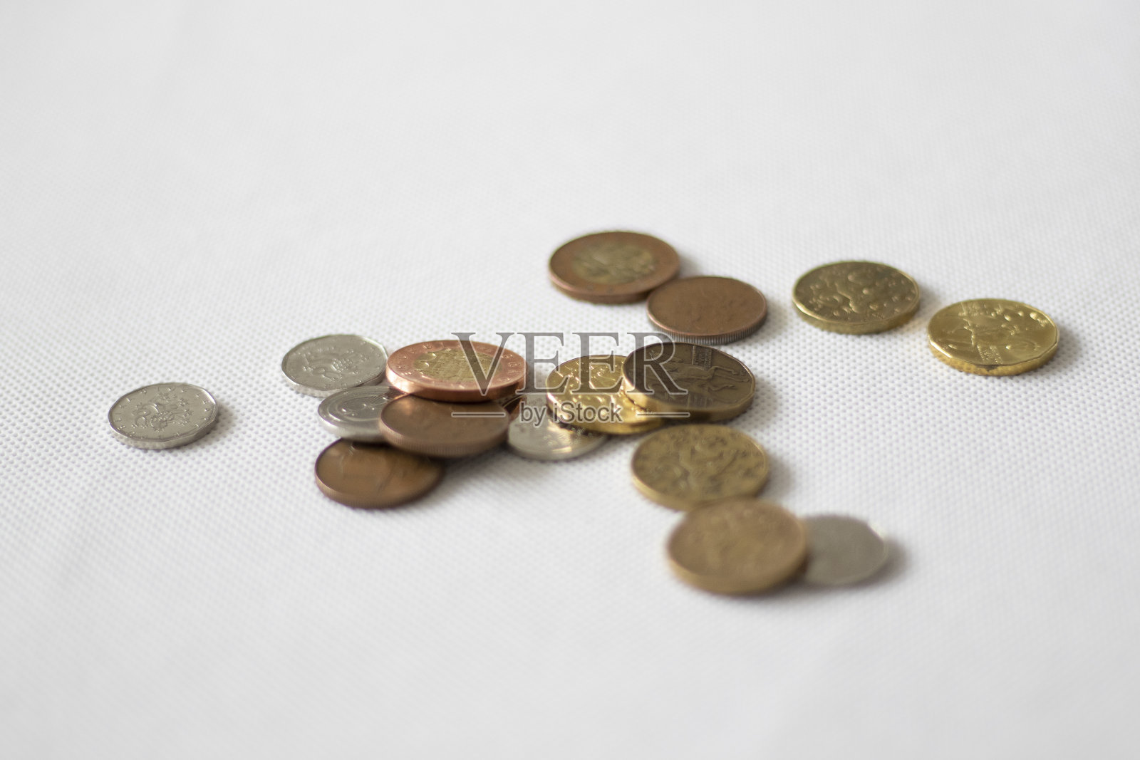 硬币在白色背景上分开照片摄影图片