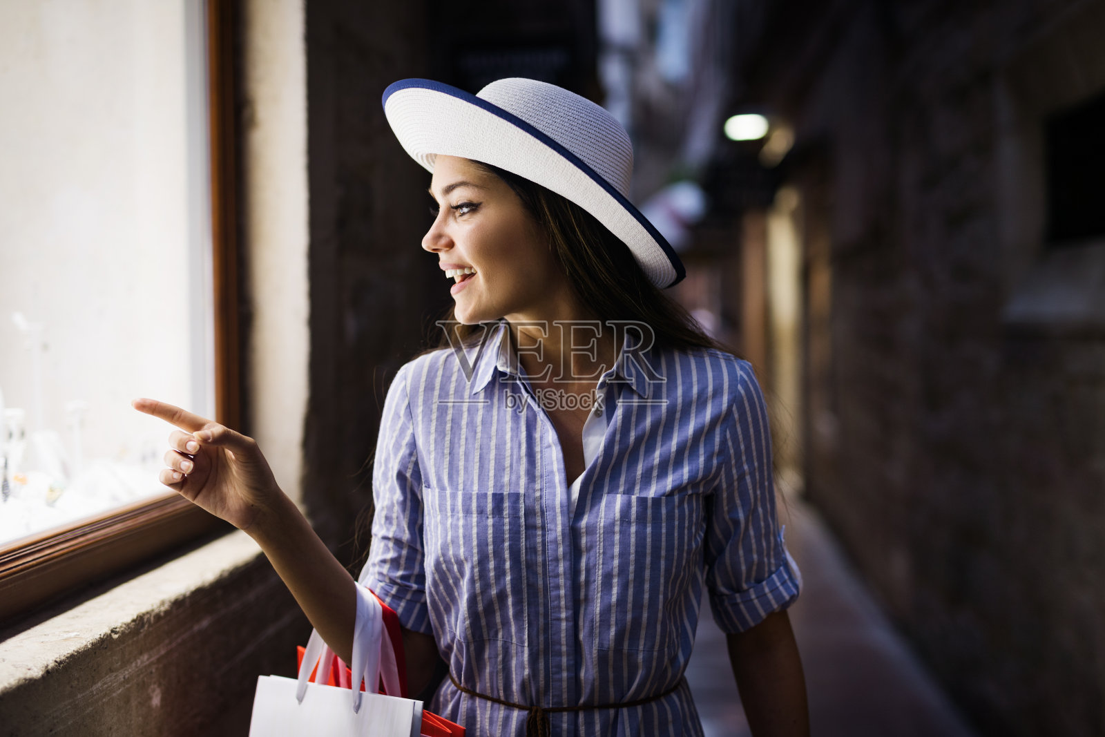 快乐微笑的女孩与购物袋的肖像照片摄影图片
