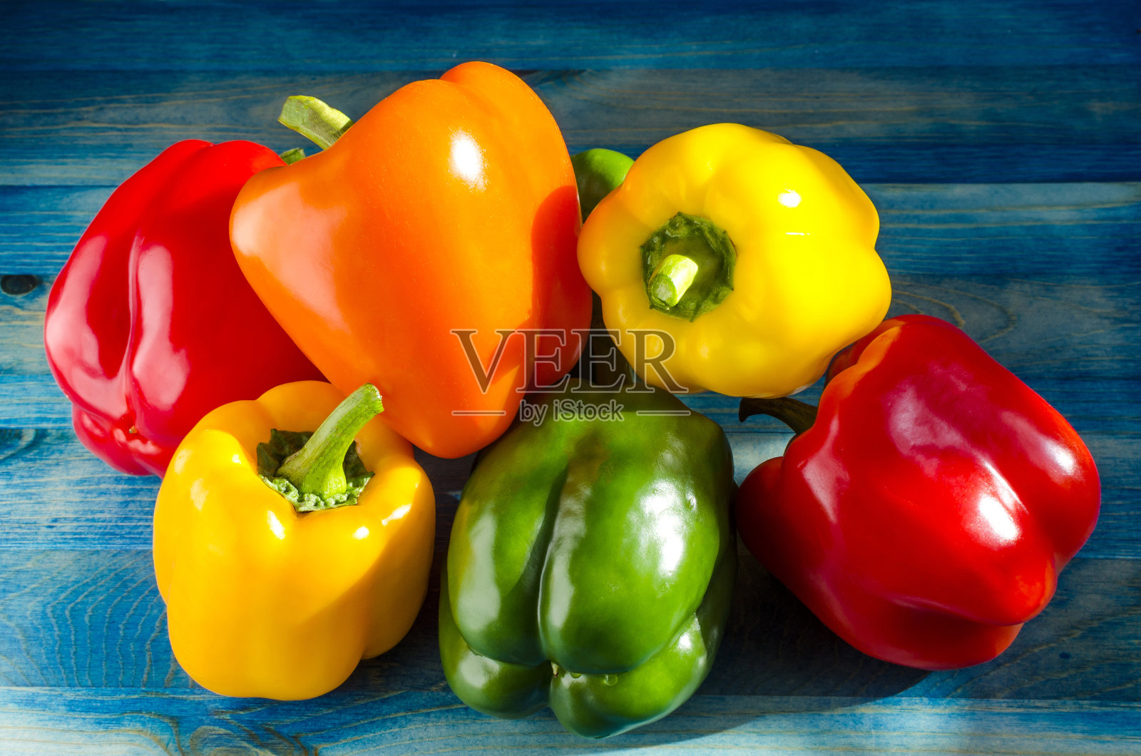 红辣椒，黄色，橙色，红色，绿色，木制背景特写照片摄影图片