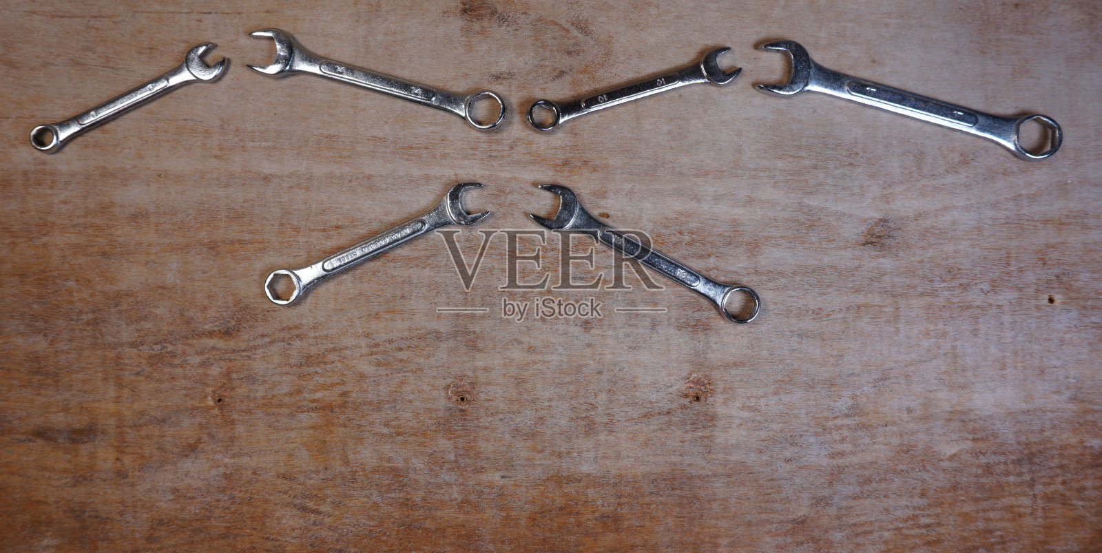 一套各种机械工具隔离套接字设置在一个木制背景与复制空间为您自己的文本照片摄影图片