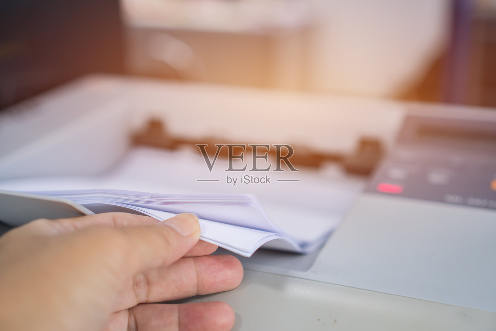 商业办公理念:手工办公是在“忙碌办公”的背景下，在激光打印墨盒上打印纸张，从打印机上取纸或放纸的过程照片摄影图片