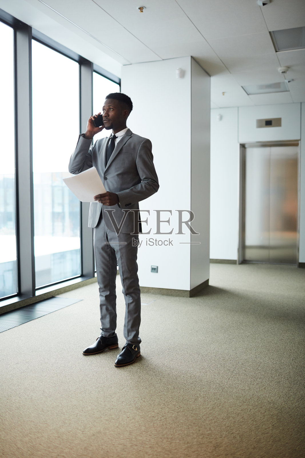 黑人商人在办公室打电话照片摄影图片