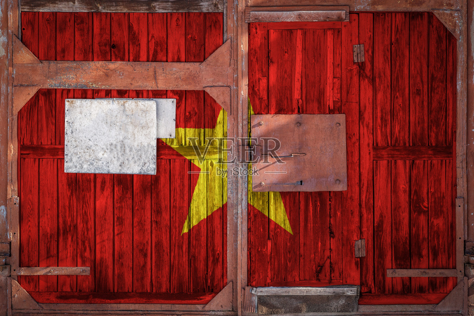 旧仓库的大门与国旗的特写照片摄影图片