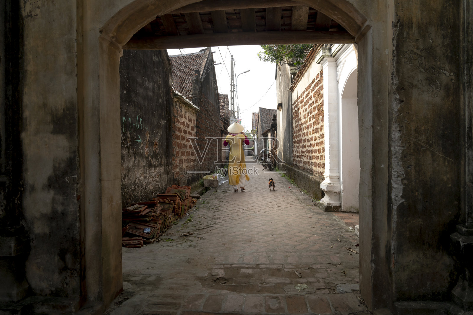 越南河内Son Tay区Duong Lam古村落的老村入口和墙由红土制成照片摄影图片