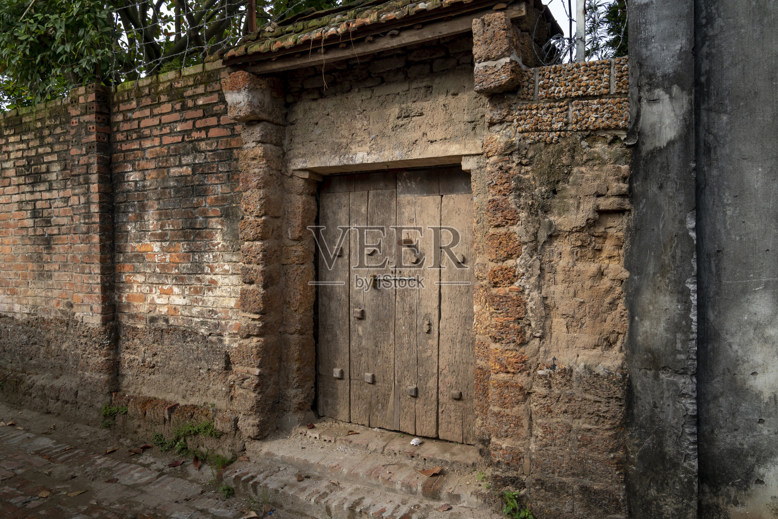 越南河内Son Tay区Duong Lam古村落的老村入口和墙由红土制成照片摄影图片