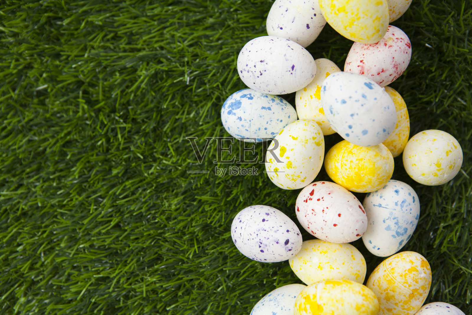 一堆装饰的鸡蛋在草地上的背景照片摄影图片