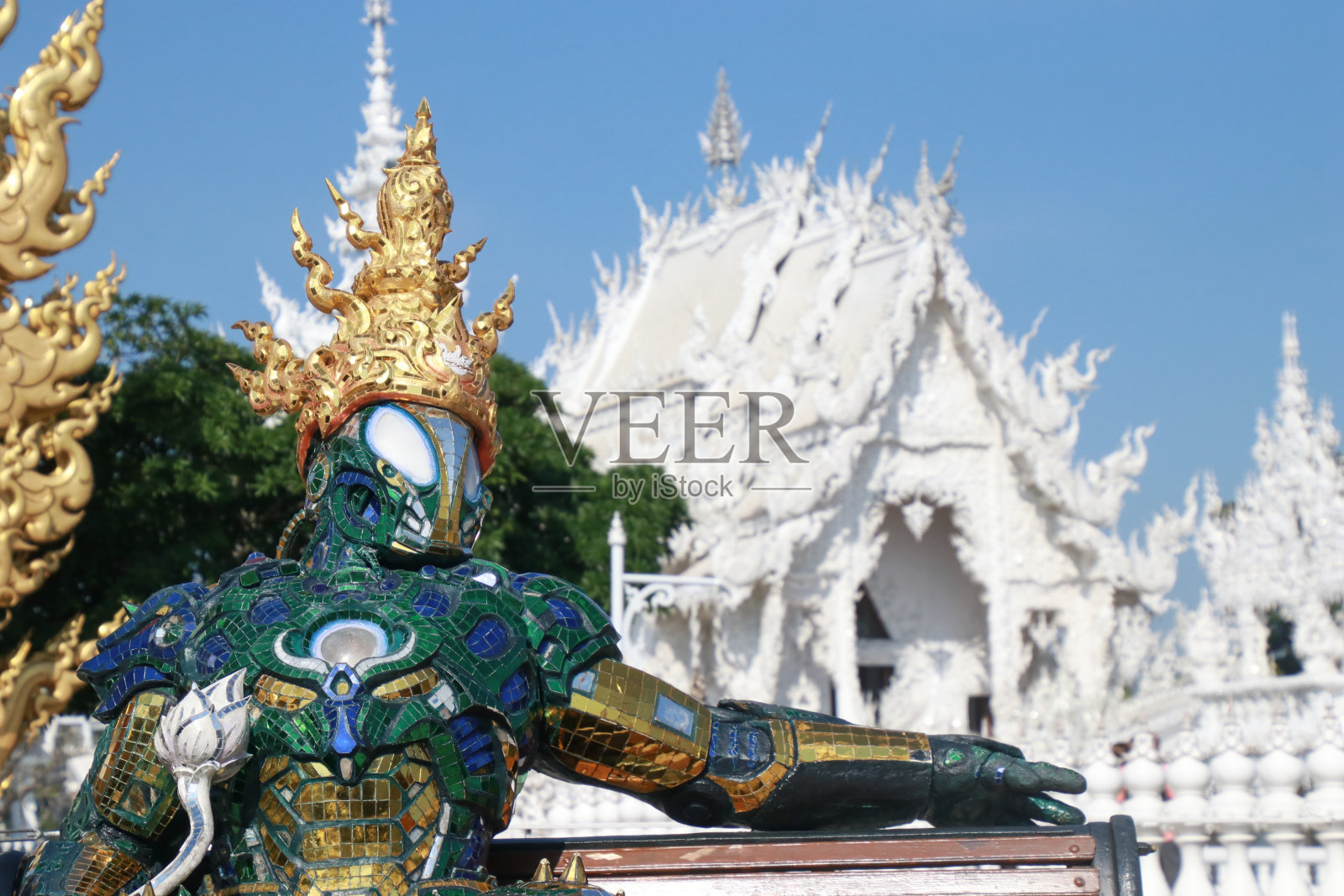清莱寺又名白寺，是泰国清莱省的一座艺术佛教寺庙。荣坤寺是清莱著名的国际旅游地标。照片摄影图片