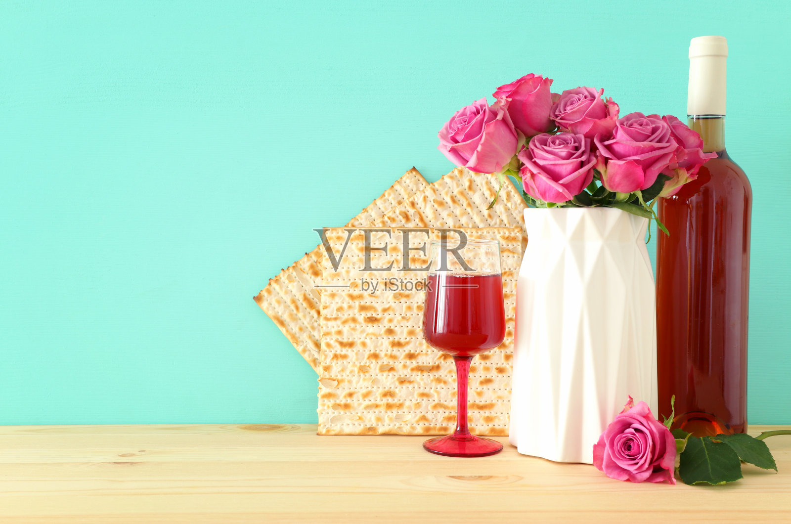 逾越节庆祝概念(犹太逾越节节日)在木桌上照片摄影图片