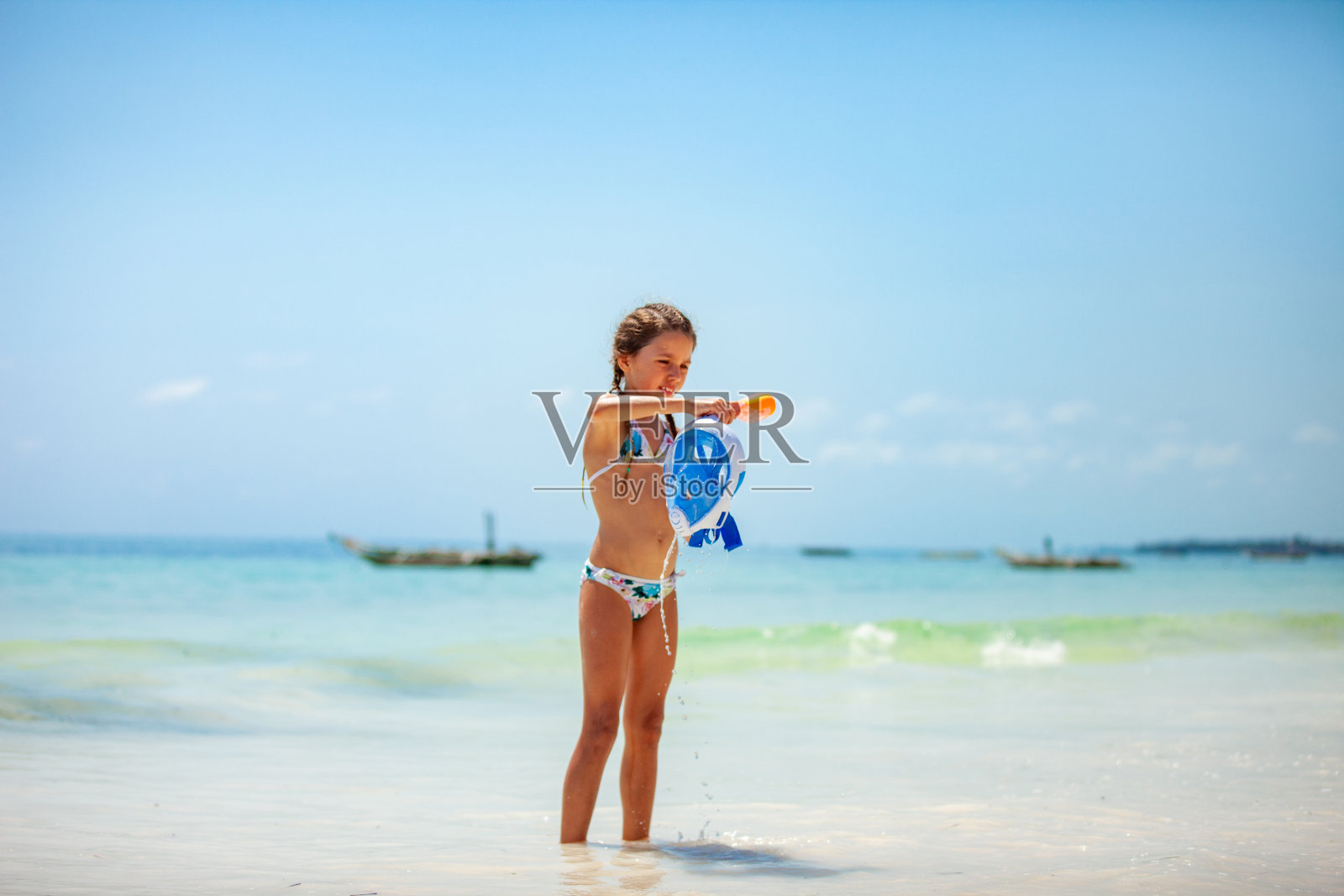 暑假里戴着潜水面罩的年轻女孩照片摄影图片