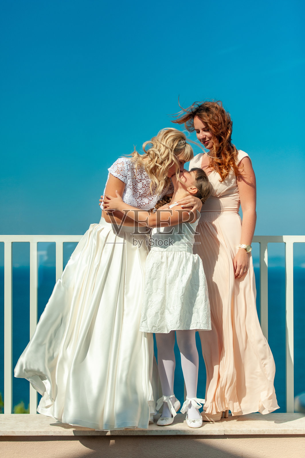 新娘亲吻女儿照片摄影图片