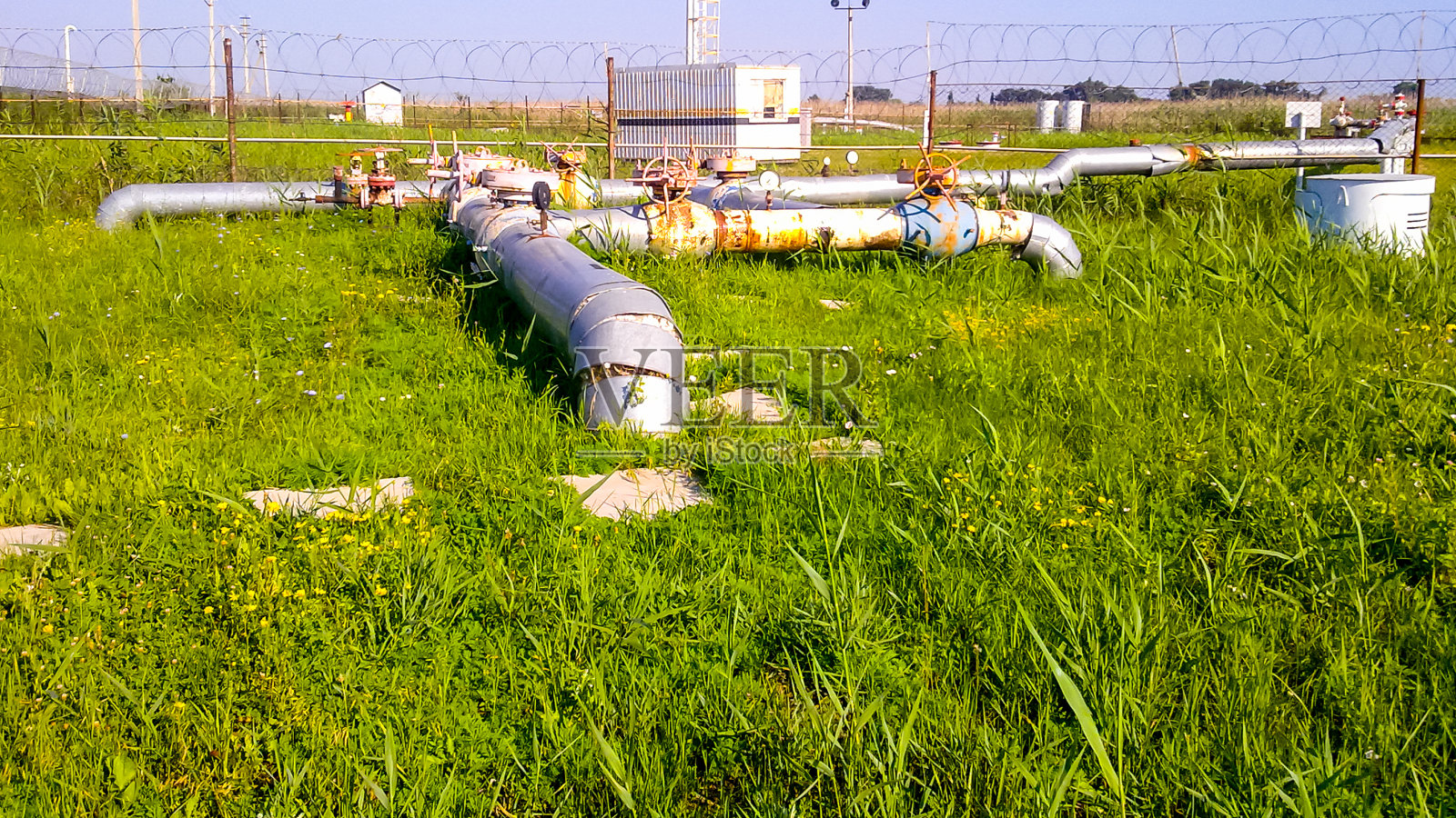 石油工业对象。技术管道和设备。照片摄影图片