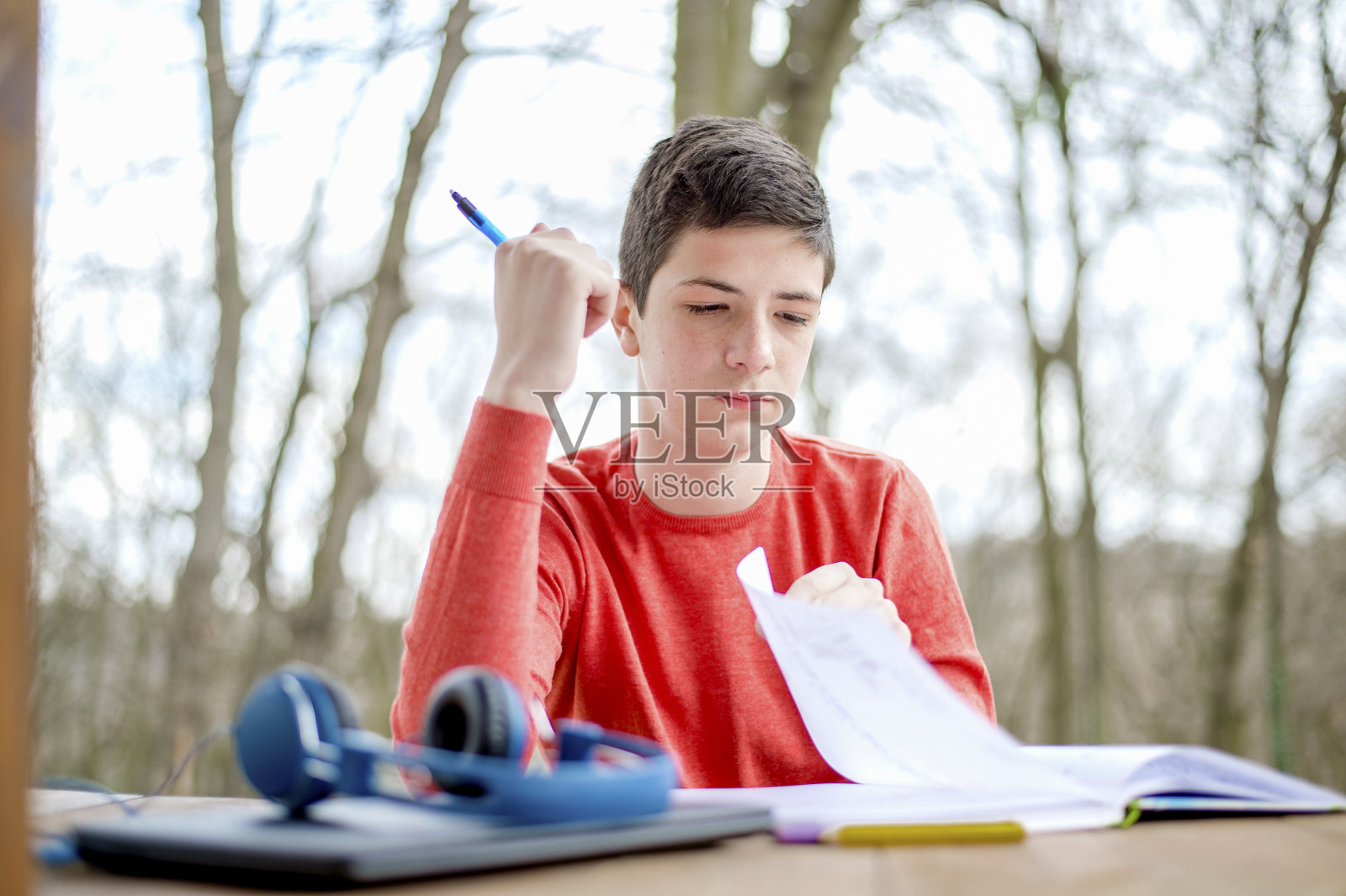 一个在城市公园里学习的少年照片摄影图片