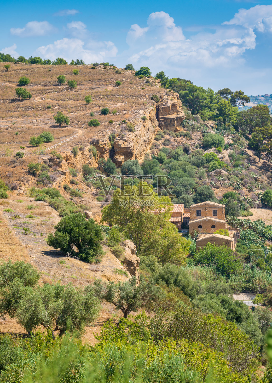 西西里的风景环绕着山谷的庙宇。阿格里琴托，西西里，意大利南部。照片摄影图片