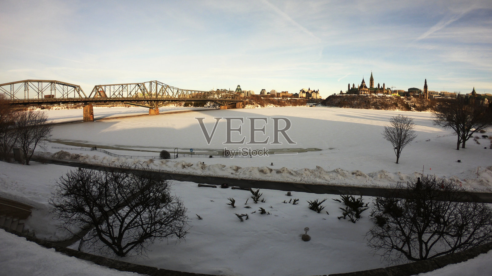 从渥太华河对面眺望加拿大国会山照片摄影图片