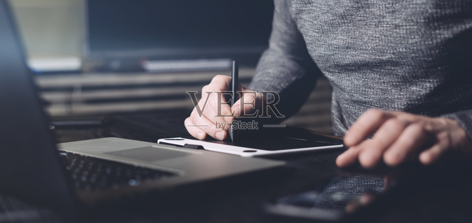 使用笔记本电脑的人照片摄影图片