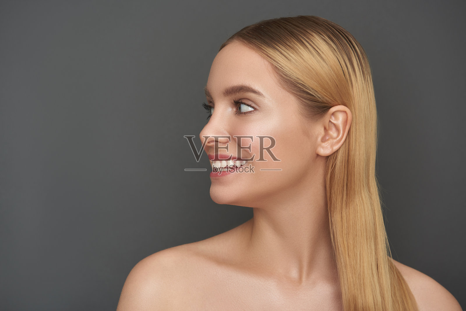 金发女子向右转，面带微笑照片摄影图片