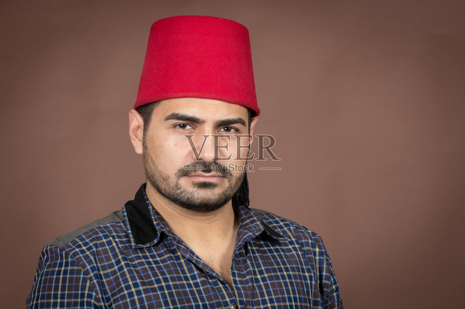 表情严肃的中年男子看着镜头照片摄影图片