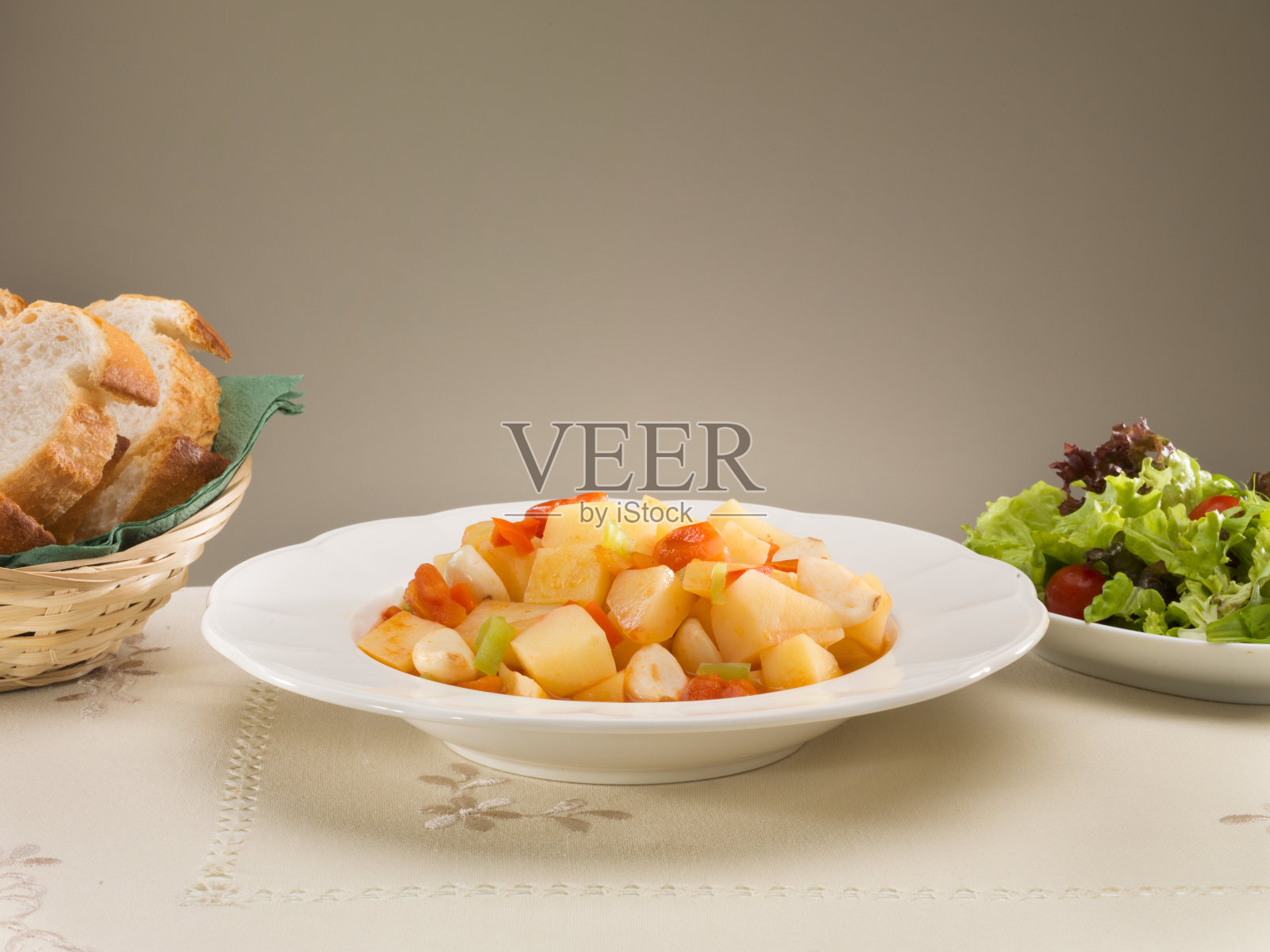 素食——土豆配大蒜和西红柿，希腊风味。照片摄影图片