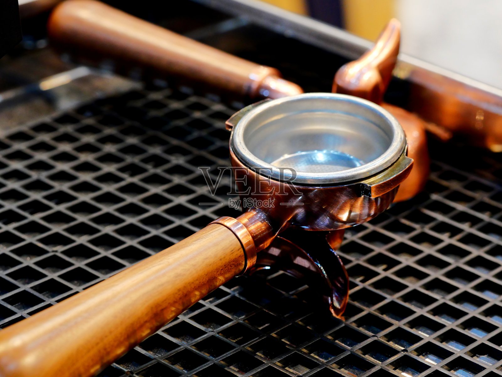 关闭浓缩咖啡机器倒新煮的咖啡照片摄影图片