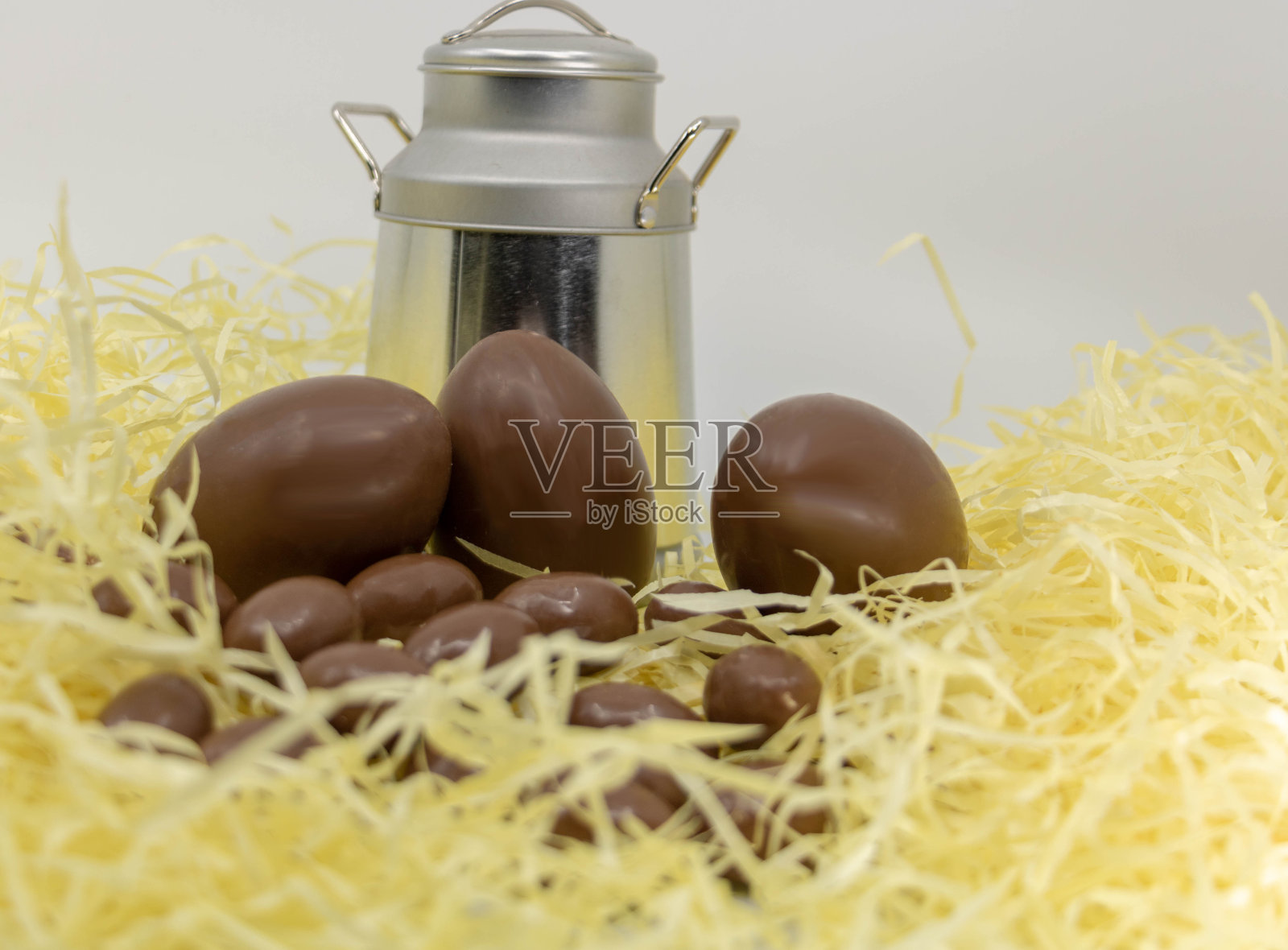 复活节的农家乐、奶制品、巧克力蛋和老式牛奶壶照片摄影图片