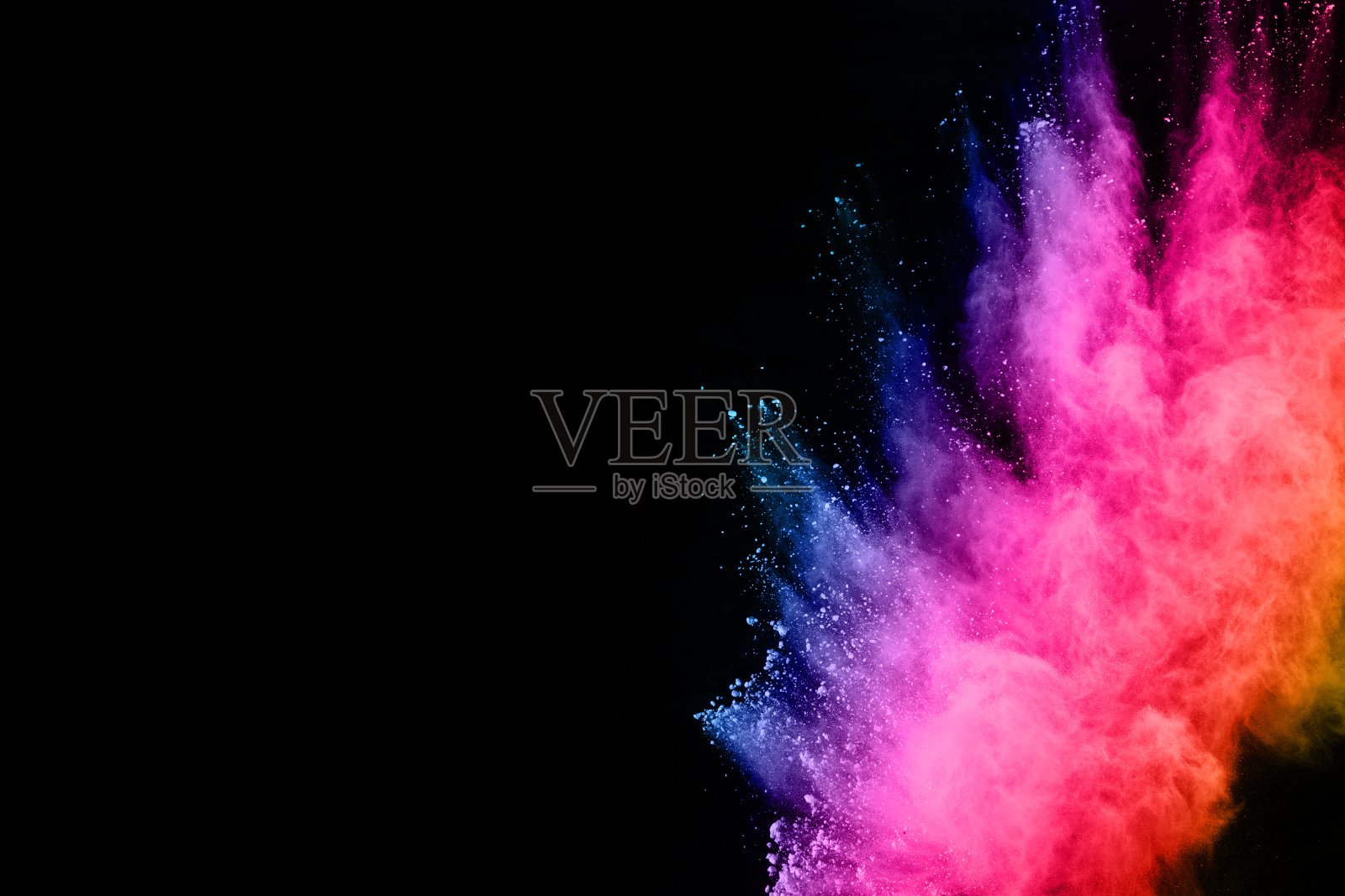 黑色背景上的彩色粉末抽象艺术。冻结抽象运动尘埃爆炸多色黑色背景。停止多色粉末在深色背景上的移动。照片摄影图片