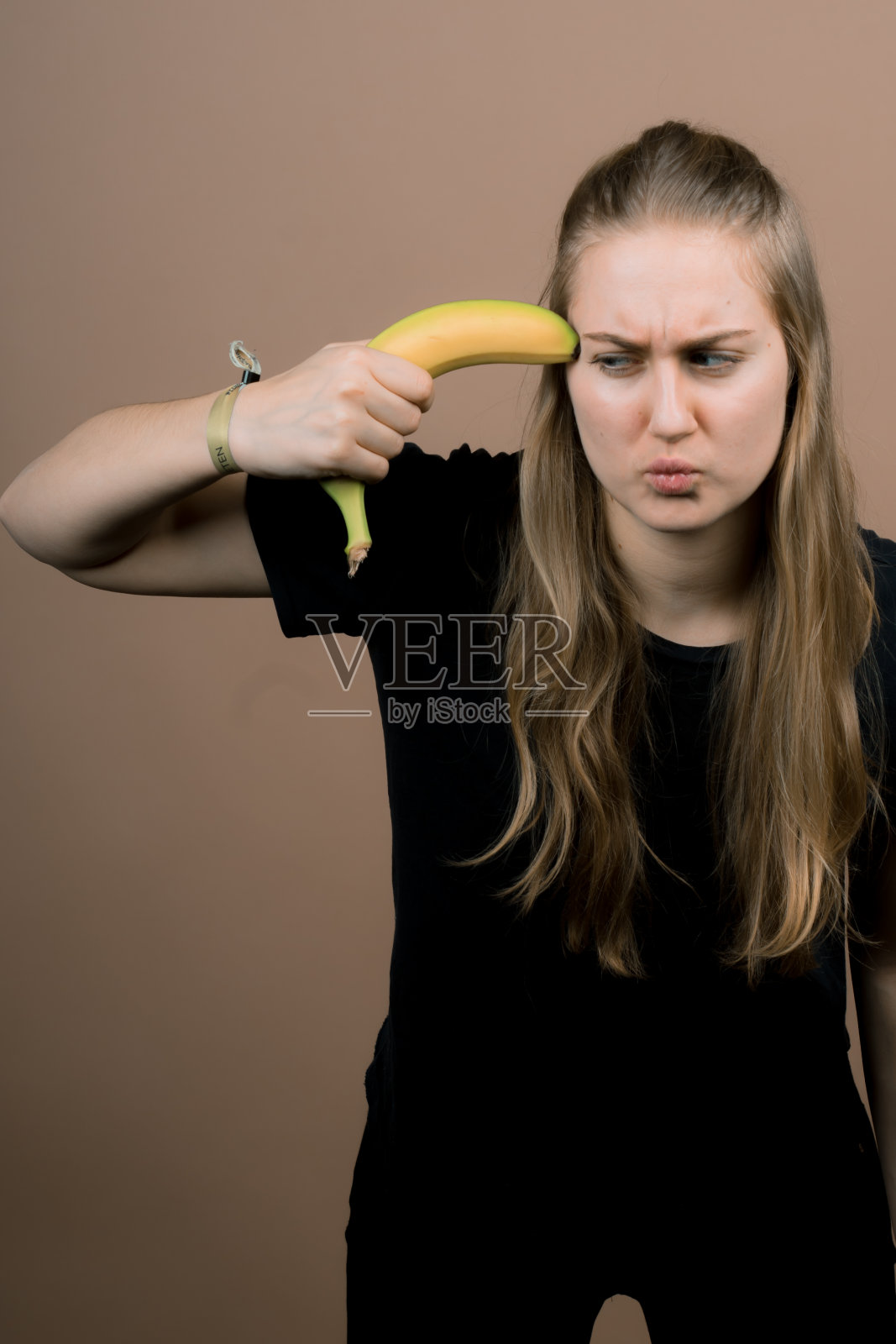 拿香蕉的女孩照片摄影图片