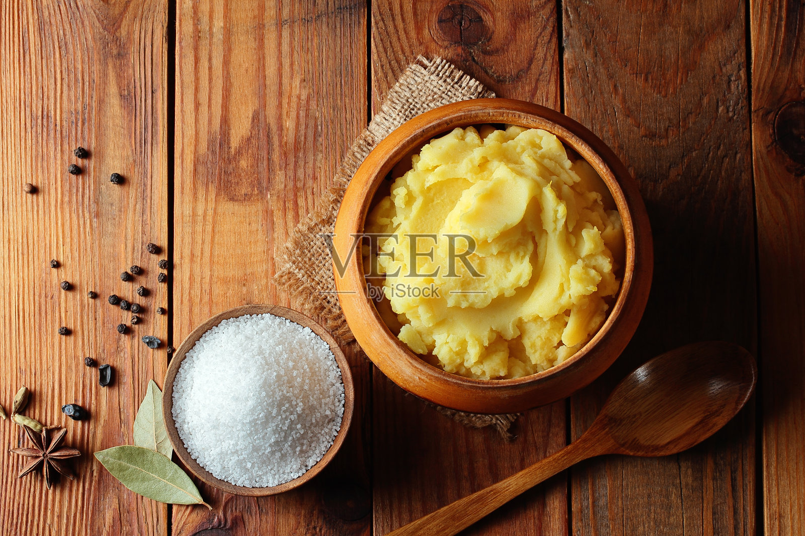 木碗里的土豆泥和香料放在桌上照片摄影图片