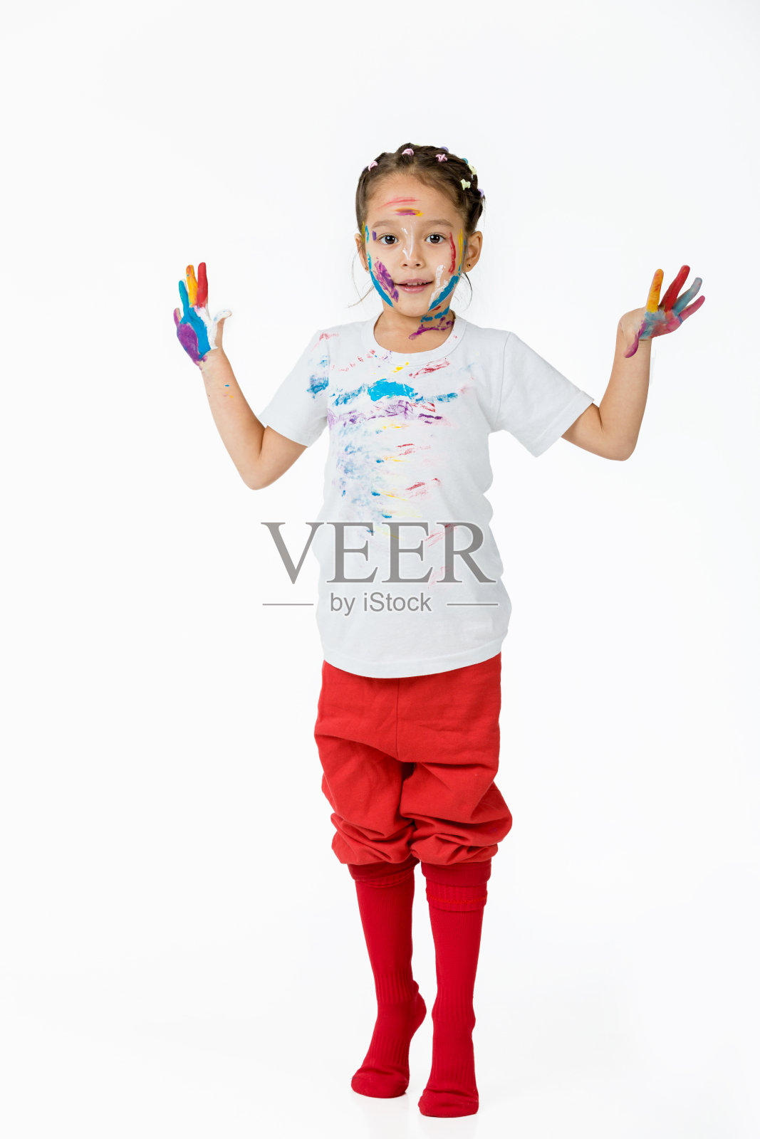 小女孩的手被画上了彩色的颜料照片摄影图片