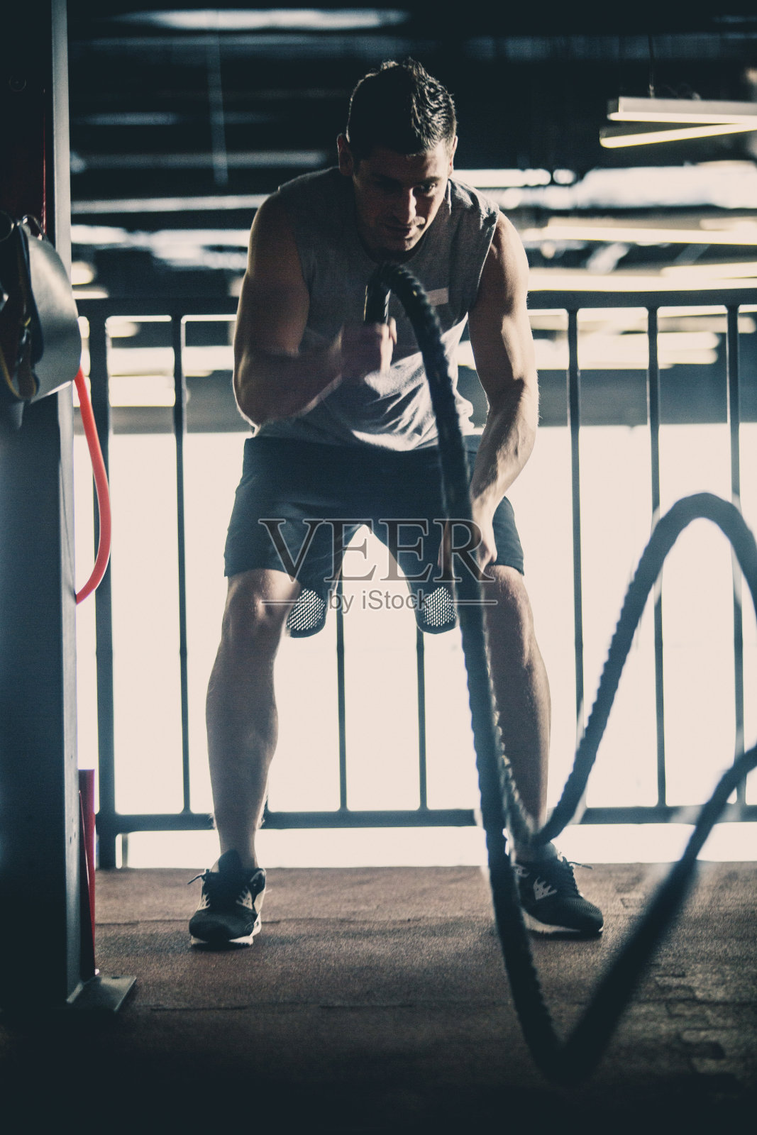 男人在做格斗绳训练照片摄影图片