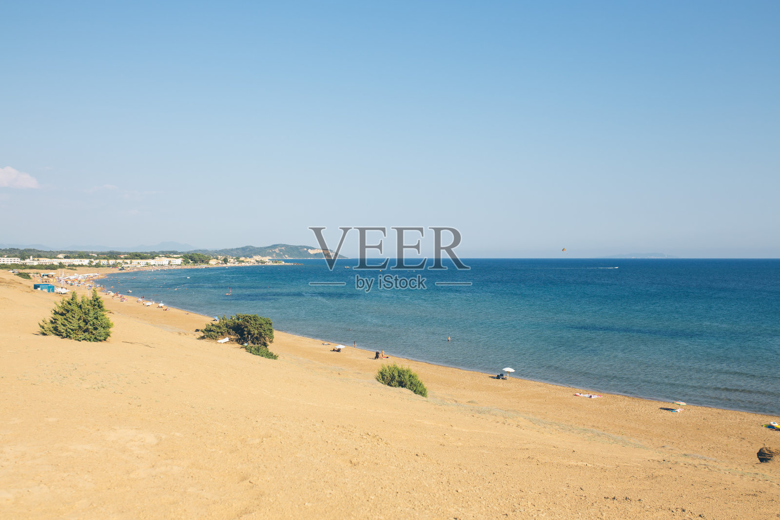 希腊科孚岛的海滩，岛上最受欢迎的度假胜地之一照片摄影图片