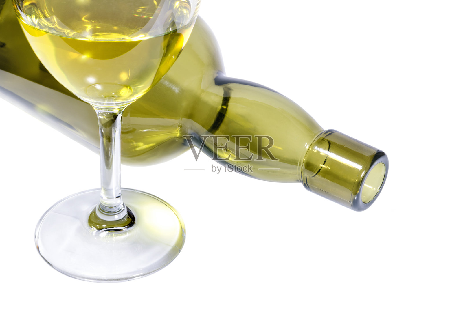 绿色的玻璃瓶和酒杯上的干白背景照片摄影图片