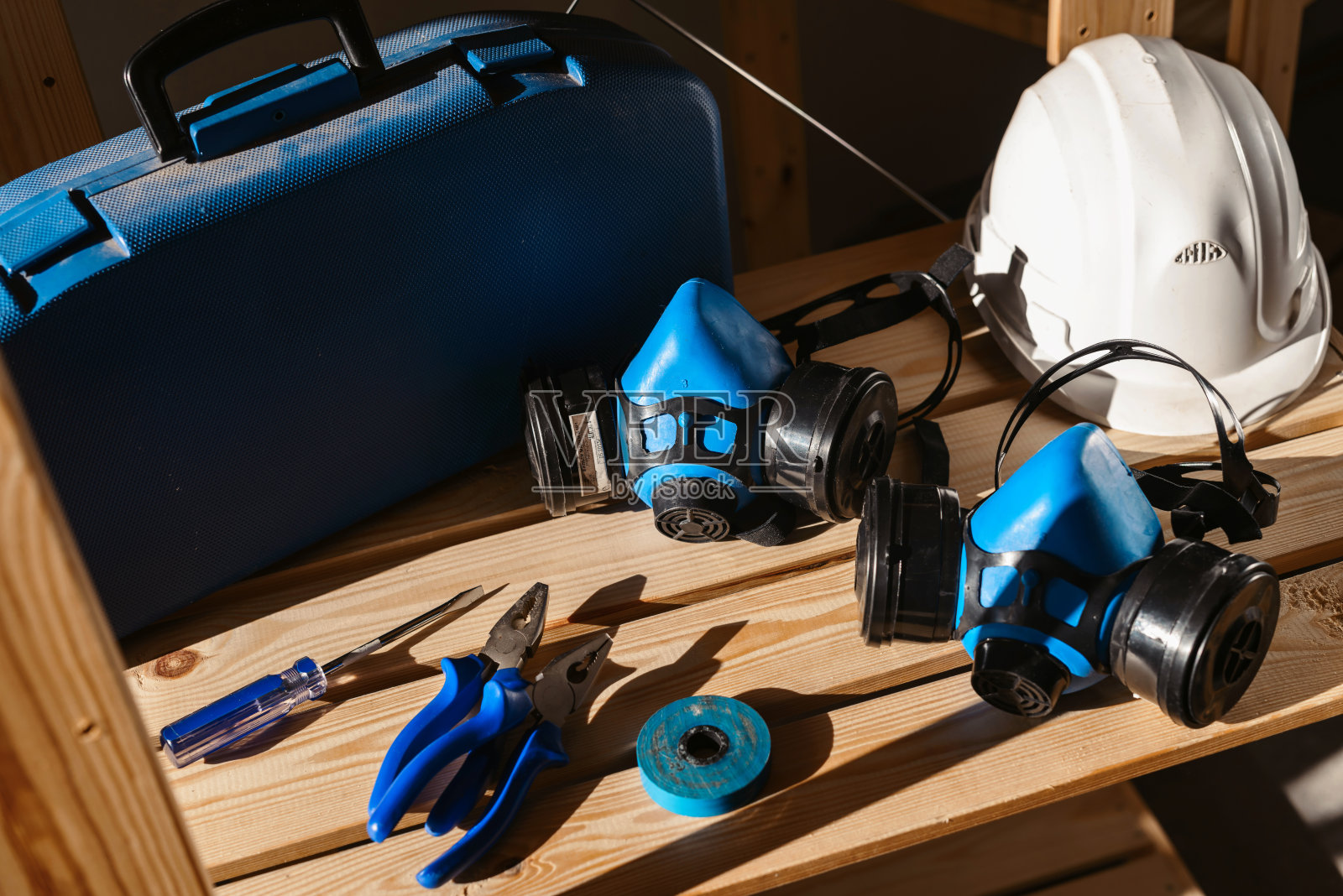 各种不同的工具在阳光下。塑料工具箱，锤子，钻头，手套。建筑和家居装修的概念与复制空间照片摄影图片