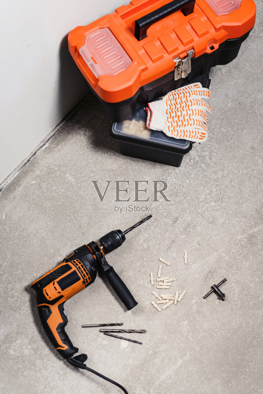 一套各种工具，包括塑料工具箱，钻头，手套和锤子。复制空间的建设和改造理念照片摄影图片