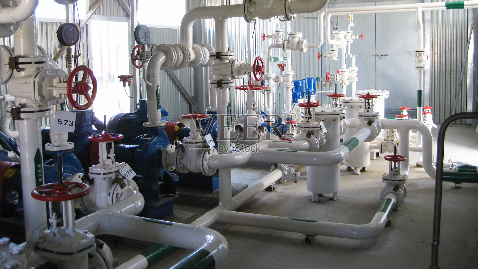 初级油精炼设备。照片摄影图片